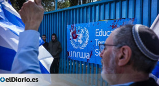 Ciudadanos israelíes prenden fuego a la sede de la UNRWA en Jerusalén al grito de "quemen Naciones Unidas"